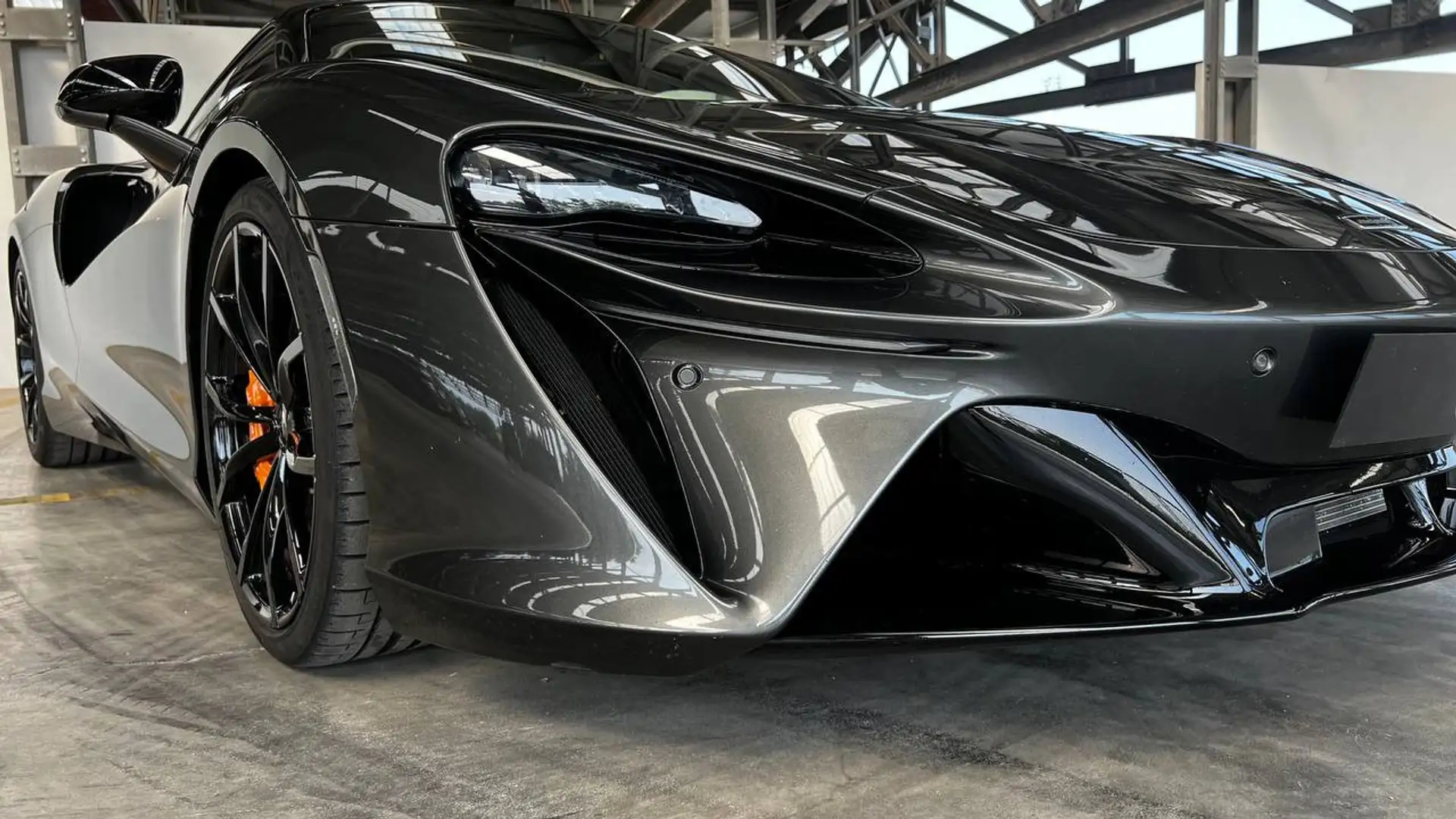 맥라렌 아투라 2022 블랙 사진 4