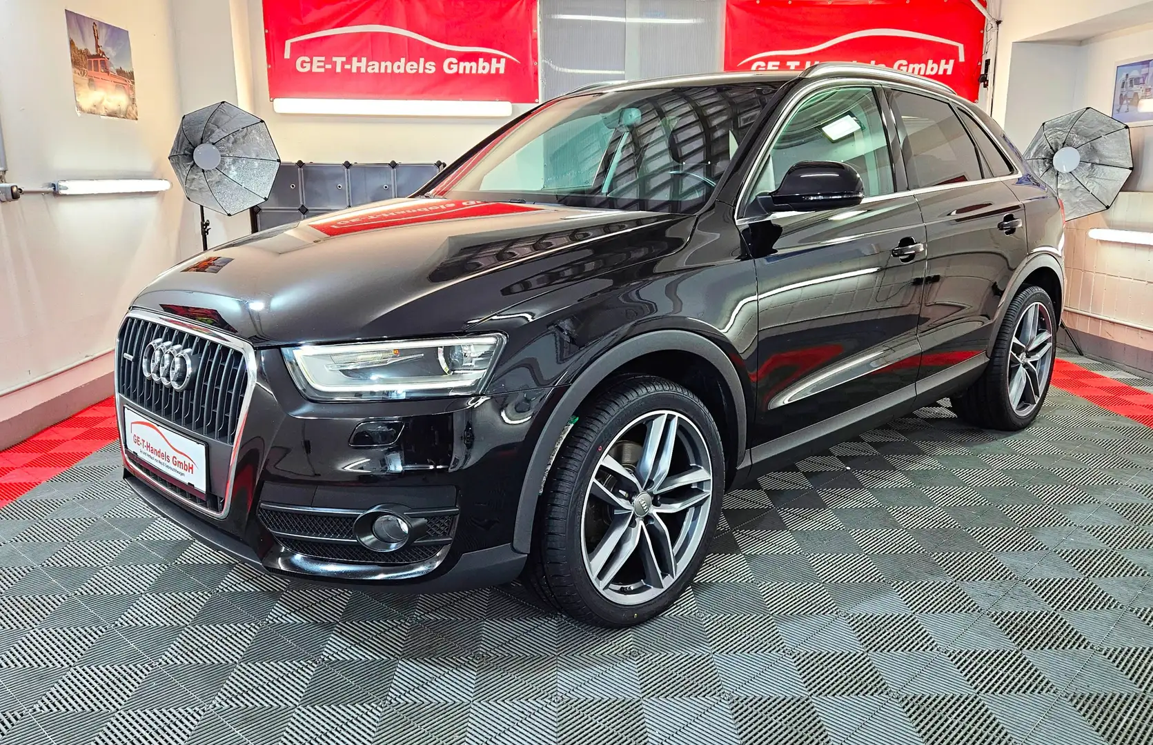 Audi Q3 2,0 TDI Quattro Aut. LED Navi AHK Schwarz - 1