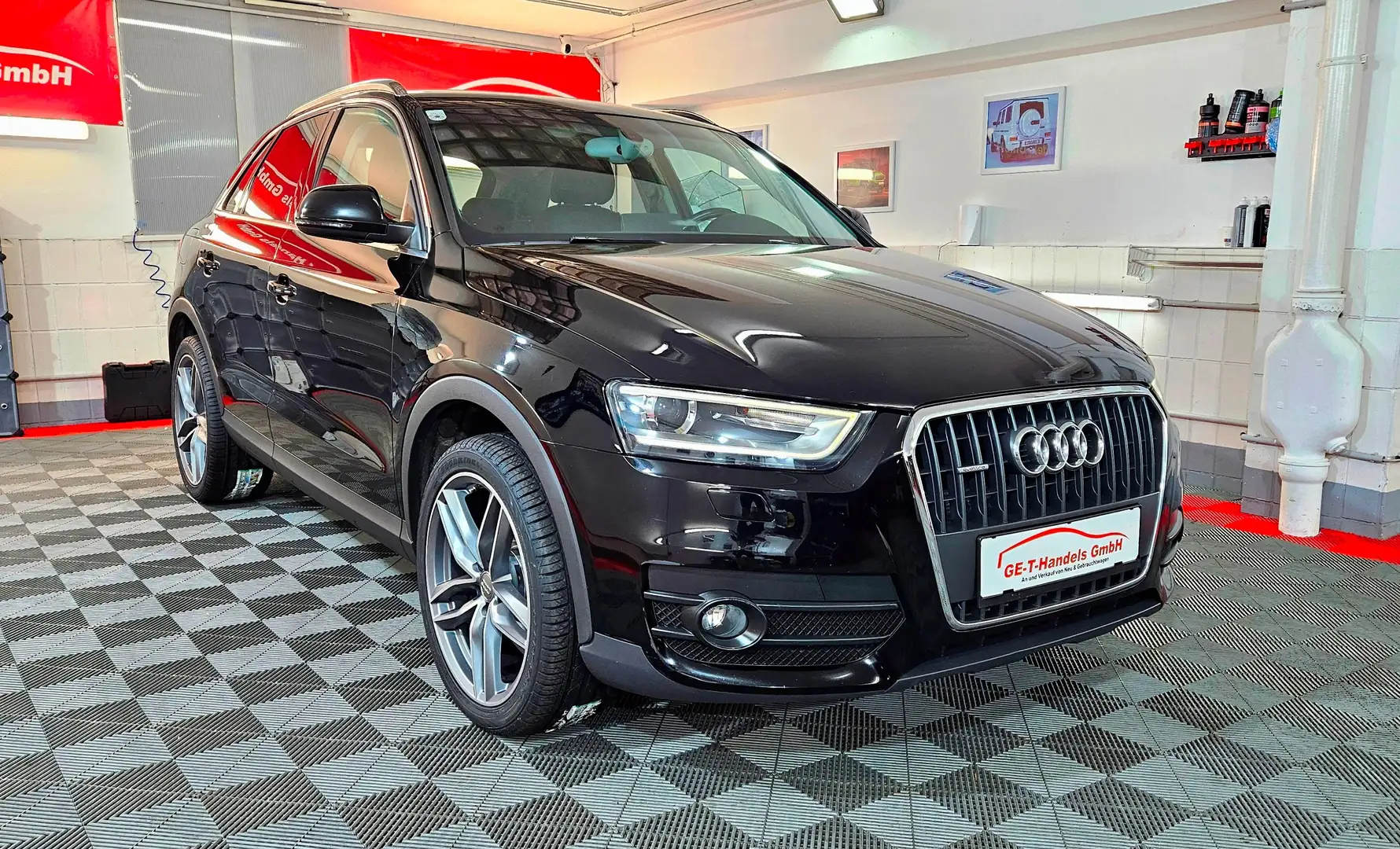 Audi Q3 2,0 TDI Quattro Aut. LED Navi AHK Schwarz - 2
