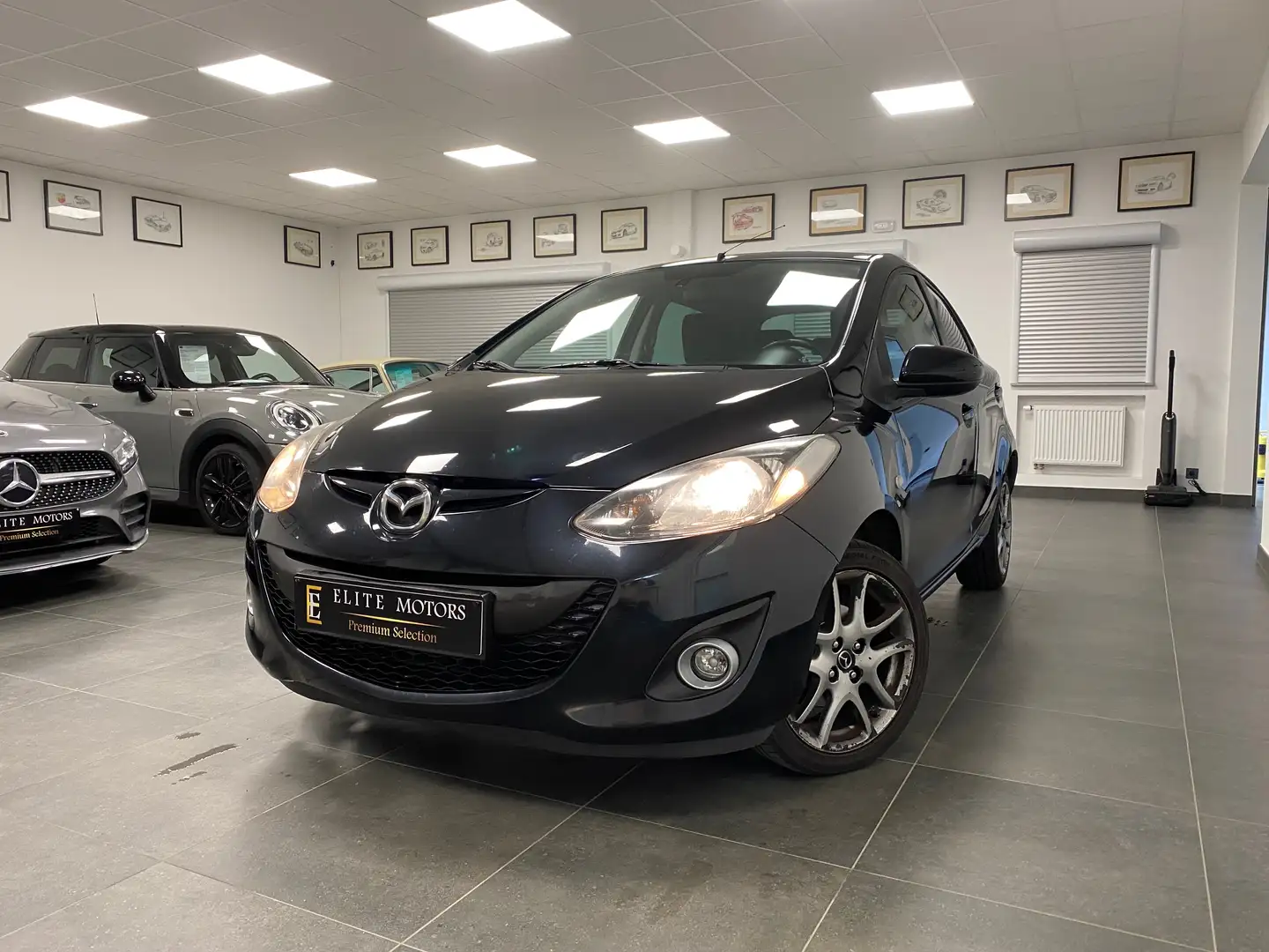Mazda 2 2 1.3i Sport NavigatIon/ 1erMAIN/ ETAT NEUF / CLIM Noir - 1