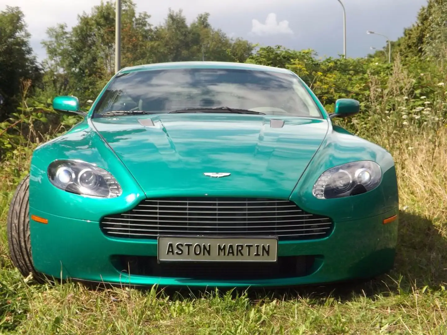 Aston Martin V8 Einzigartiges Einzelstück Zelená - 2