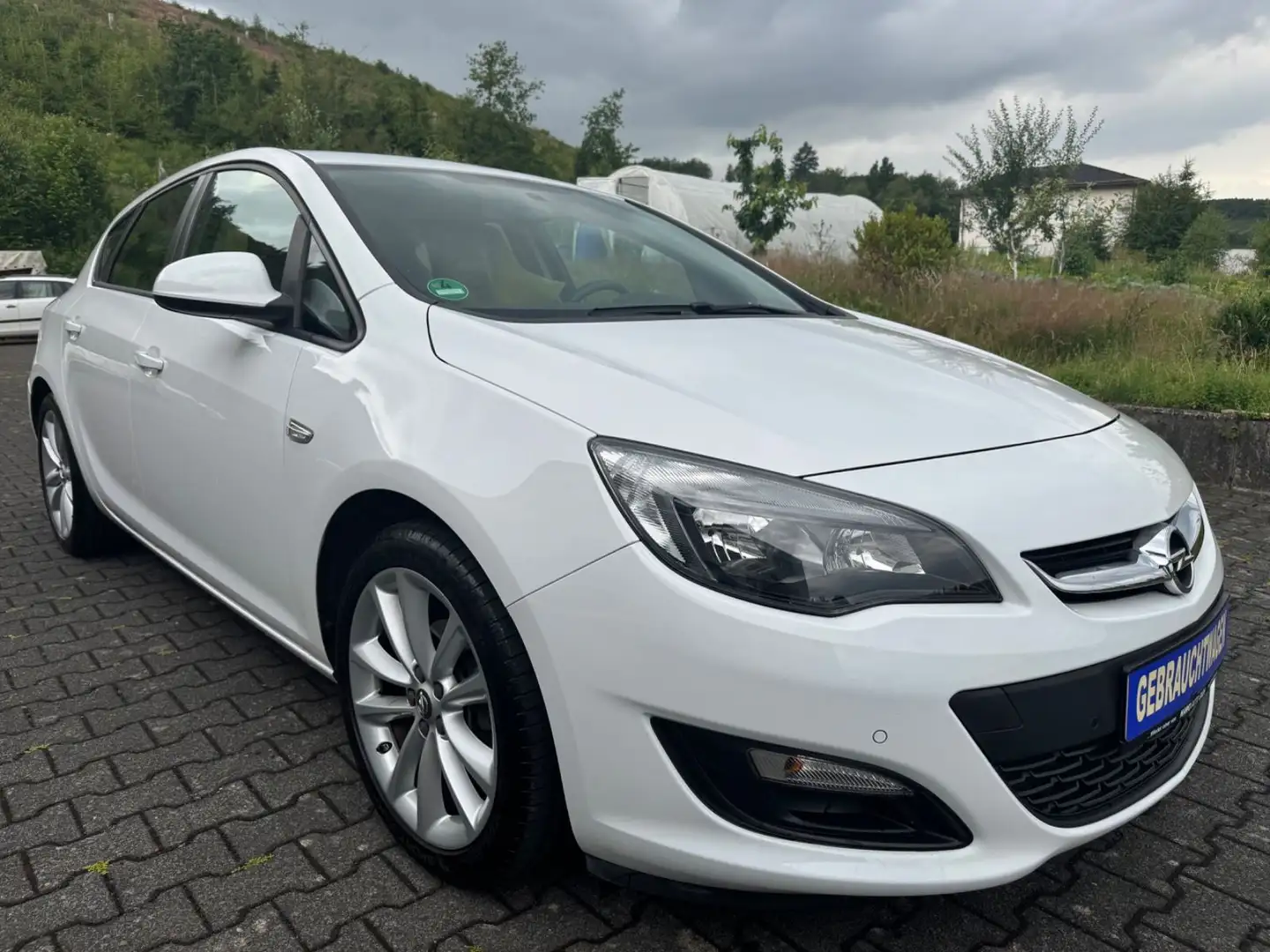 Opel Astra J 1,4 Style Limo-5-trg.-AHK-ALU-Tüv/Au neu Weiß - 1