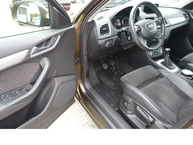 Audi Q3 view 8