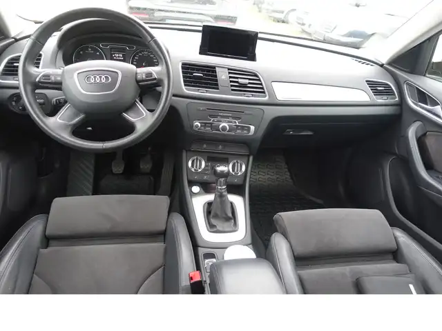 Audi Q3 view 10