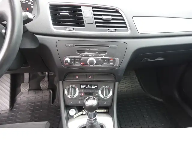 Audi Q3 view 14