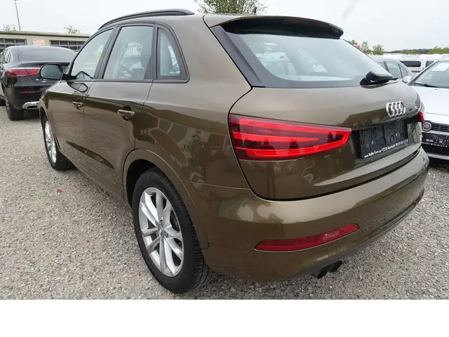 Audi Q3 view 6