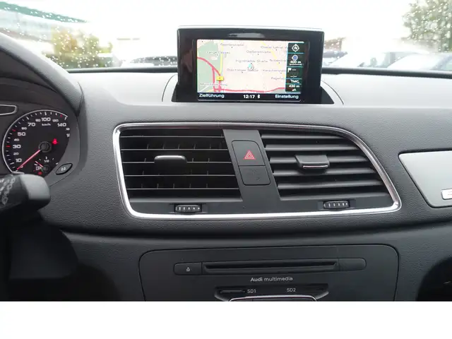 Audi Q3 view 12