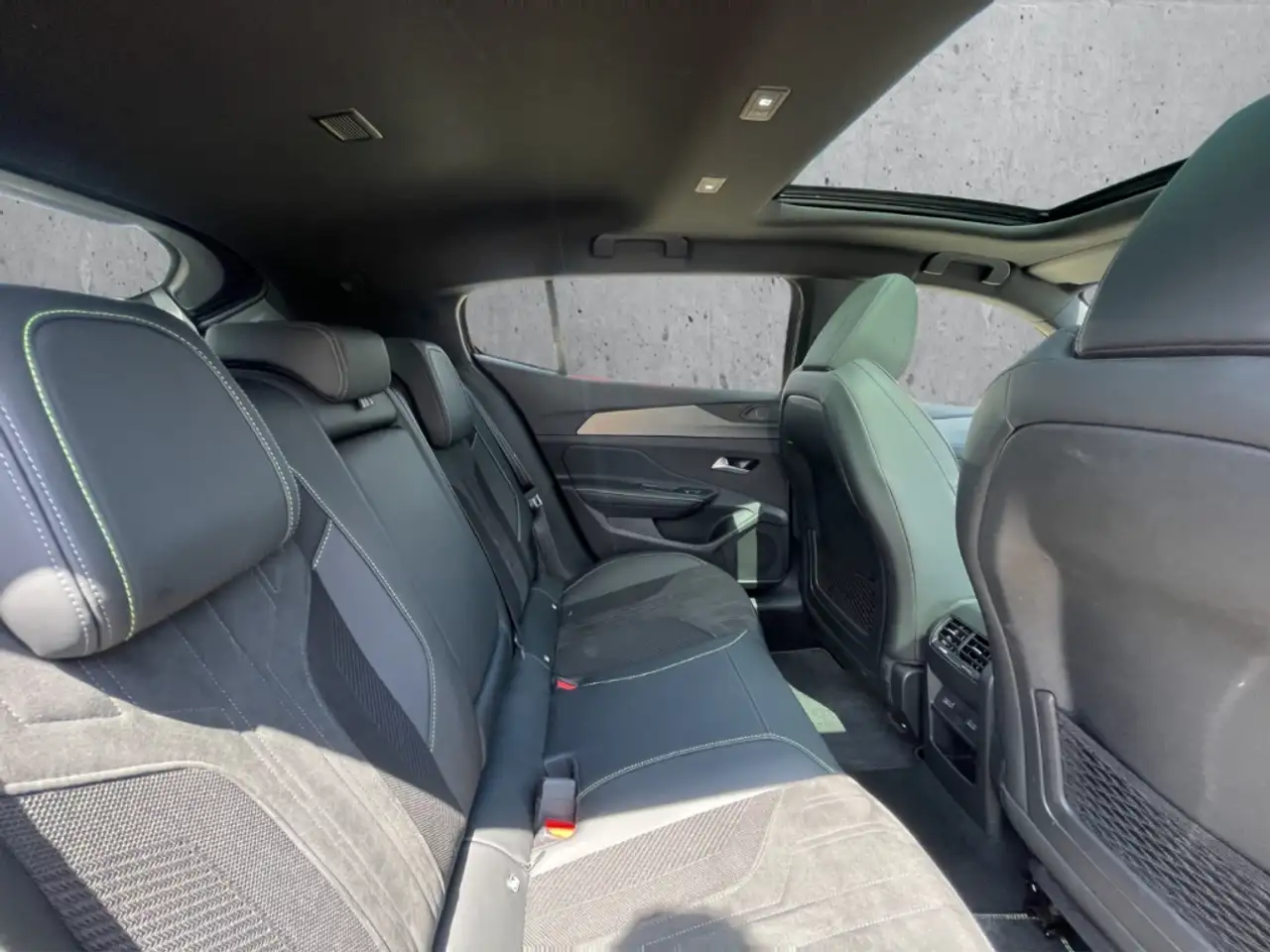 Peugeot 408 GT PureTech 130 EAT8 El. Panodach Navi Memory Sitz, миниатюра 14