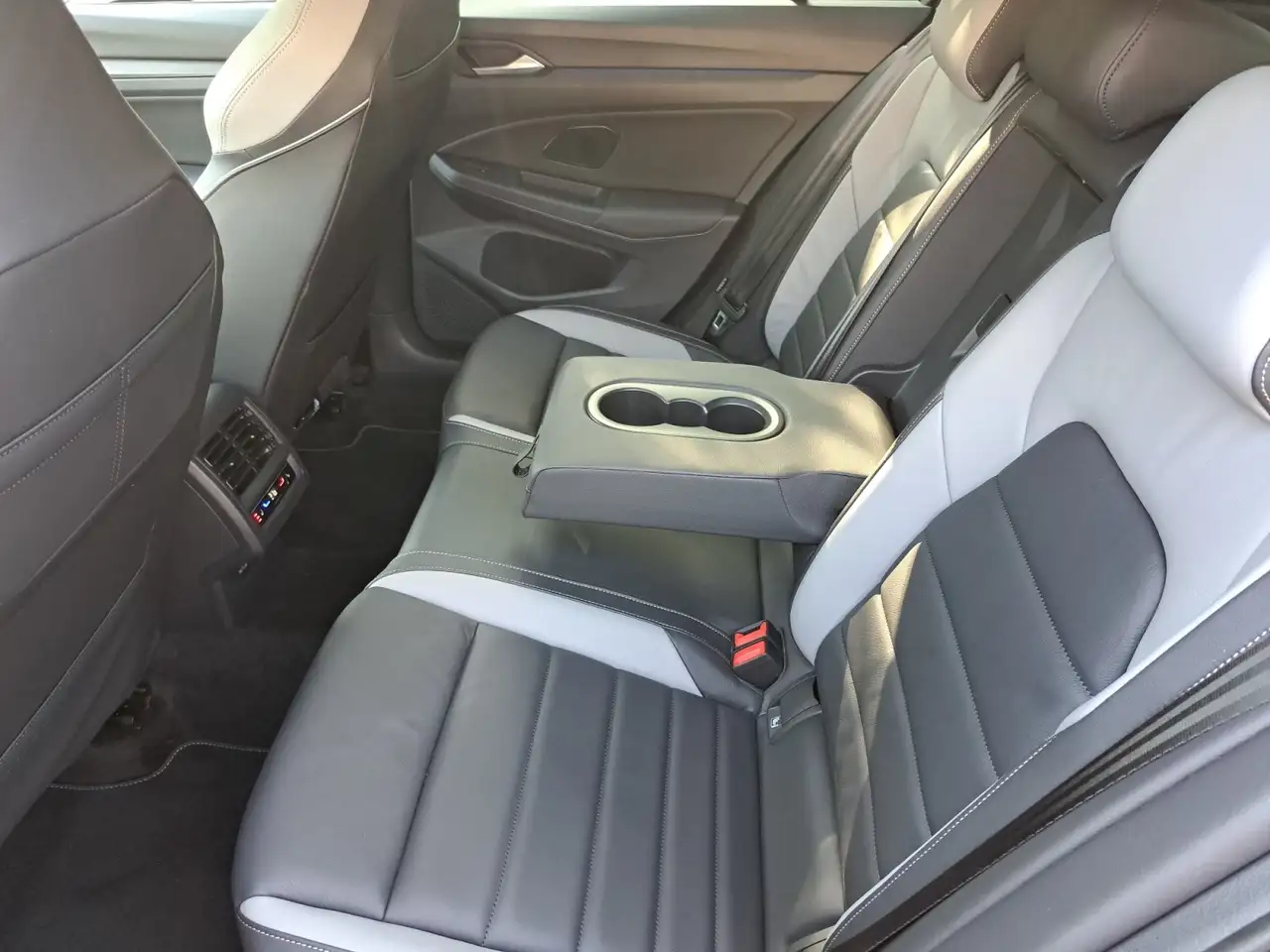 Volkswagen Golf VIII GTD 2.0 TDI DSG STANDHEIZ PANO MATRIX NAV AP, миниатюра 14