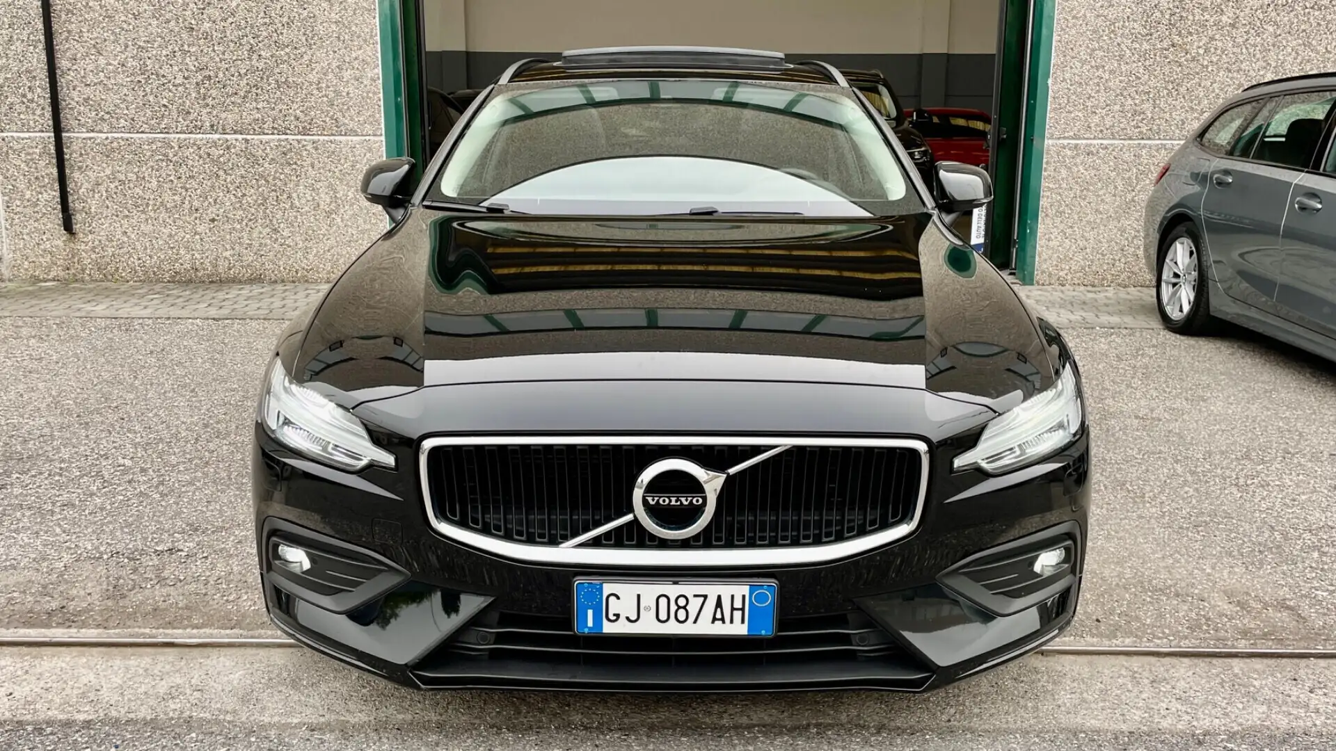 Volvo V60 VOLVO V60 B4 2.0 GEARTRONIC MOMENTUM BUSINESS PRO Schwarz - 2