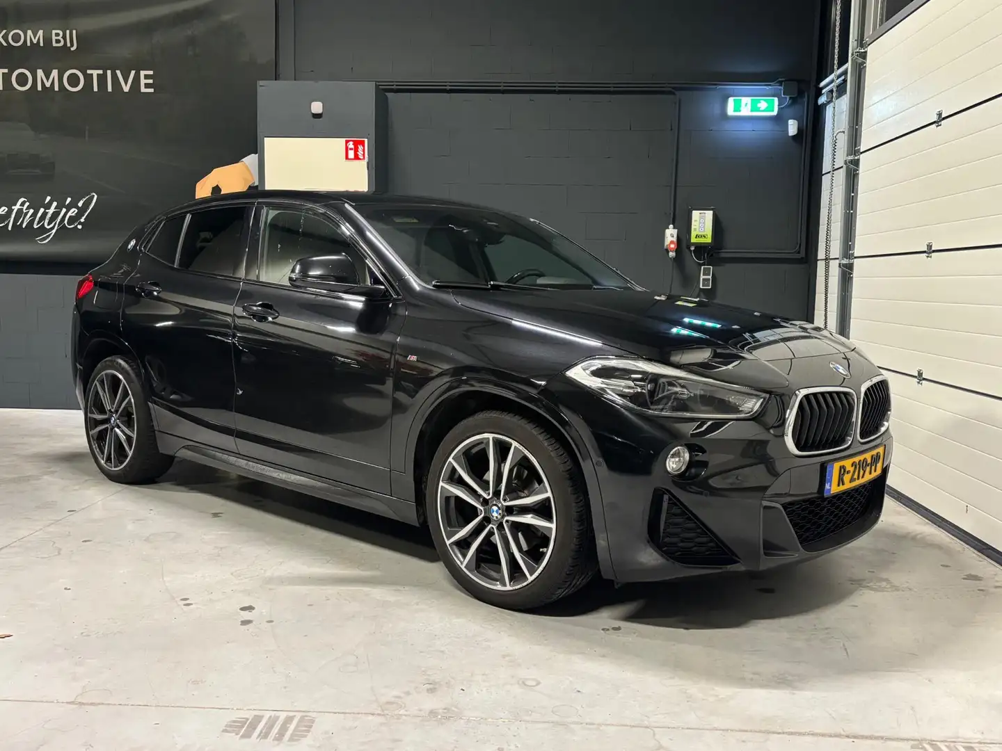 BMW X2 SDrive18i High Executive / PANO / HUD / TREKHAAK / Schwarz - 2