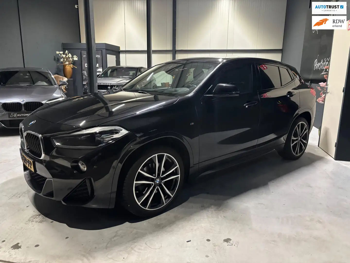 BMW X2 SDrive18i High Executive / PANO / HUD / TREKHAAK / Schwarz - 1
