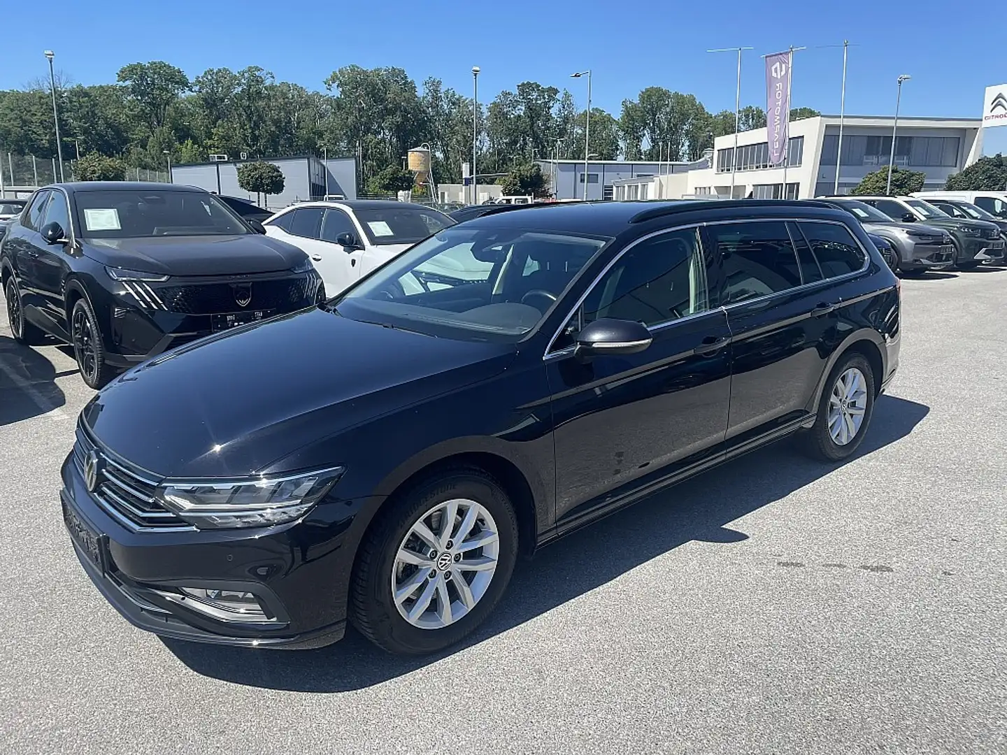 Volkswagen Passat Variant Business 2,0 SCR TDI DSG Schwarz - 2