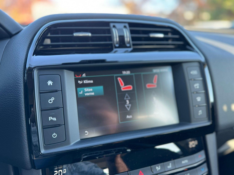 Jaguar F-Pace Pure AWD SHZ TEMPOMAT 1. Hand Scheckheft — photo 19