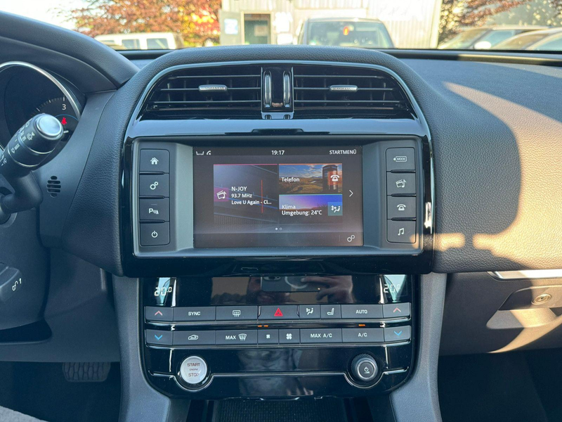 Jaguar F-Pace Pure AWD SHZ TEMPOMAT 1. Hand Scheckheft — photo 16