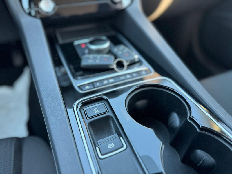Jaguar F-Pace Pure AWD SHZ TEMPOMAT 1. Hand Scheckheft — photo 17