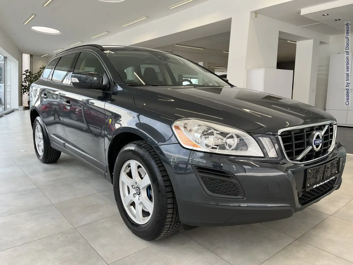 Volvo XC60 Kinetic AWD *Top Gepflegt* Grau - 2