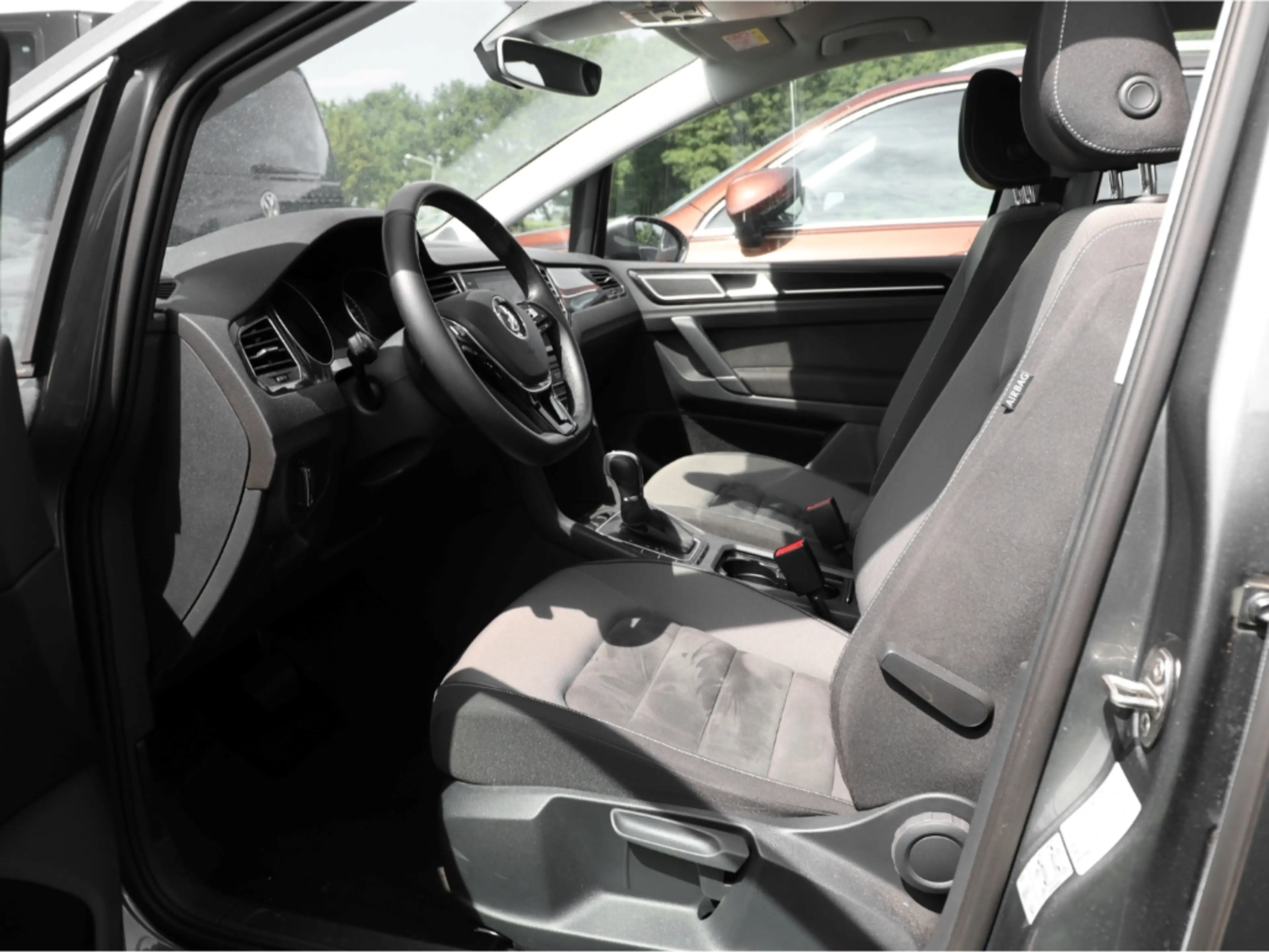 Volkswagen Golf Sportsvan HIGHLINE 1.5 TSI NAVI LED DYN.LIGHT ACC ALARM — photo 3