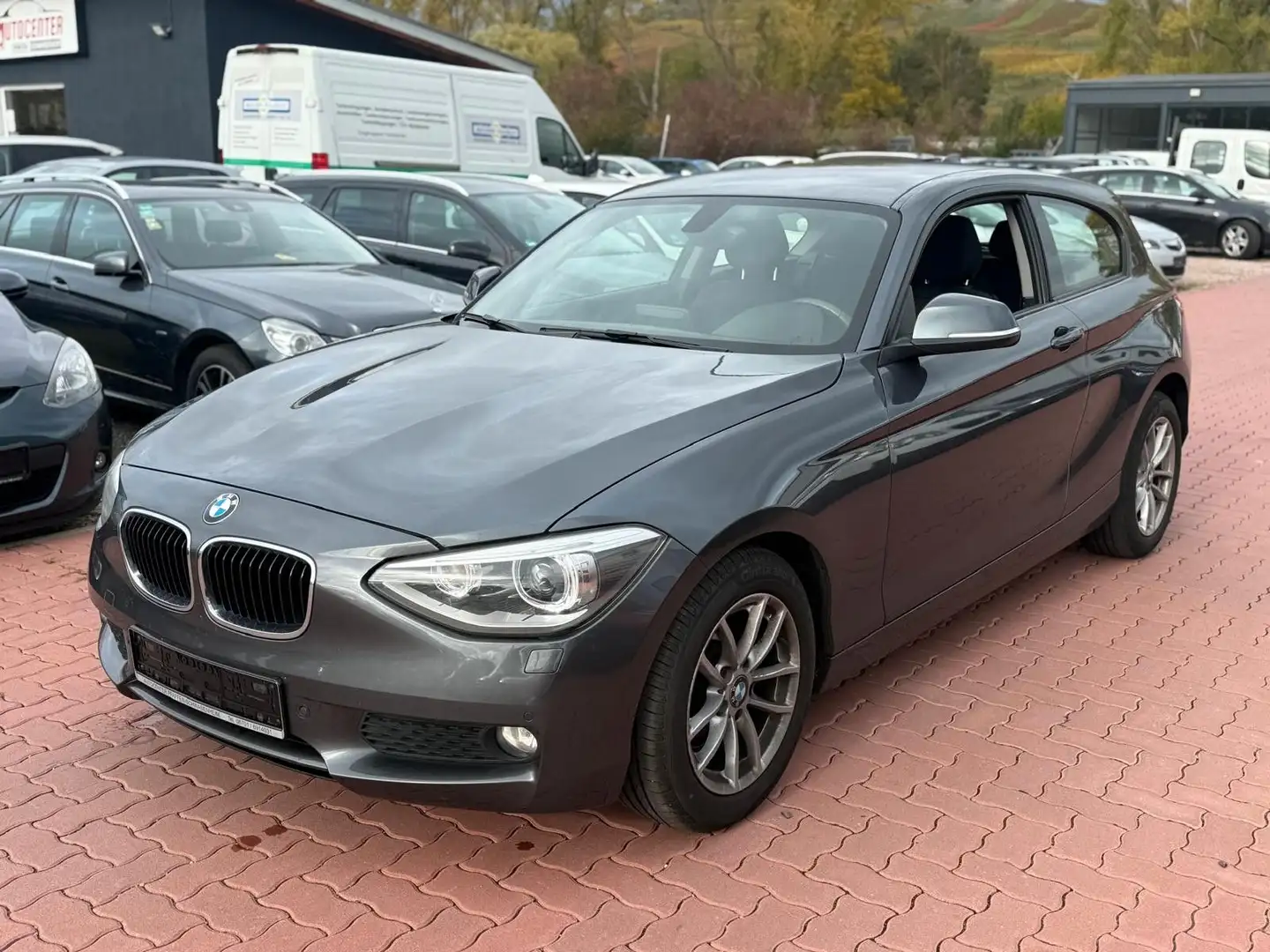 BMW 118 i Comfort Start/Stop*Navi*Tempomat*PDC*SiHZ Gris - 1