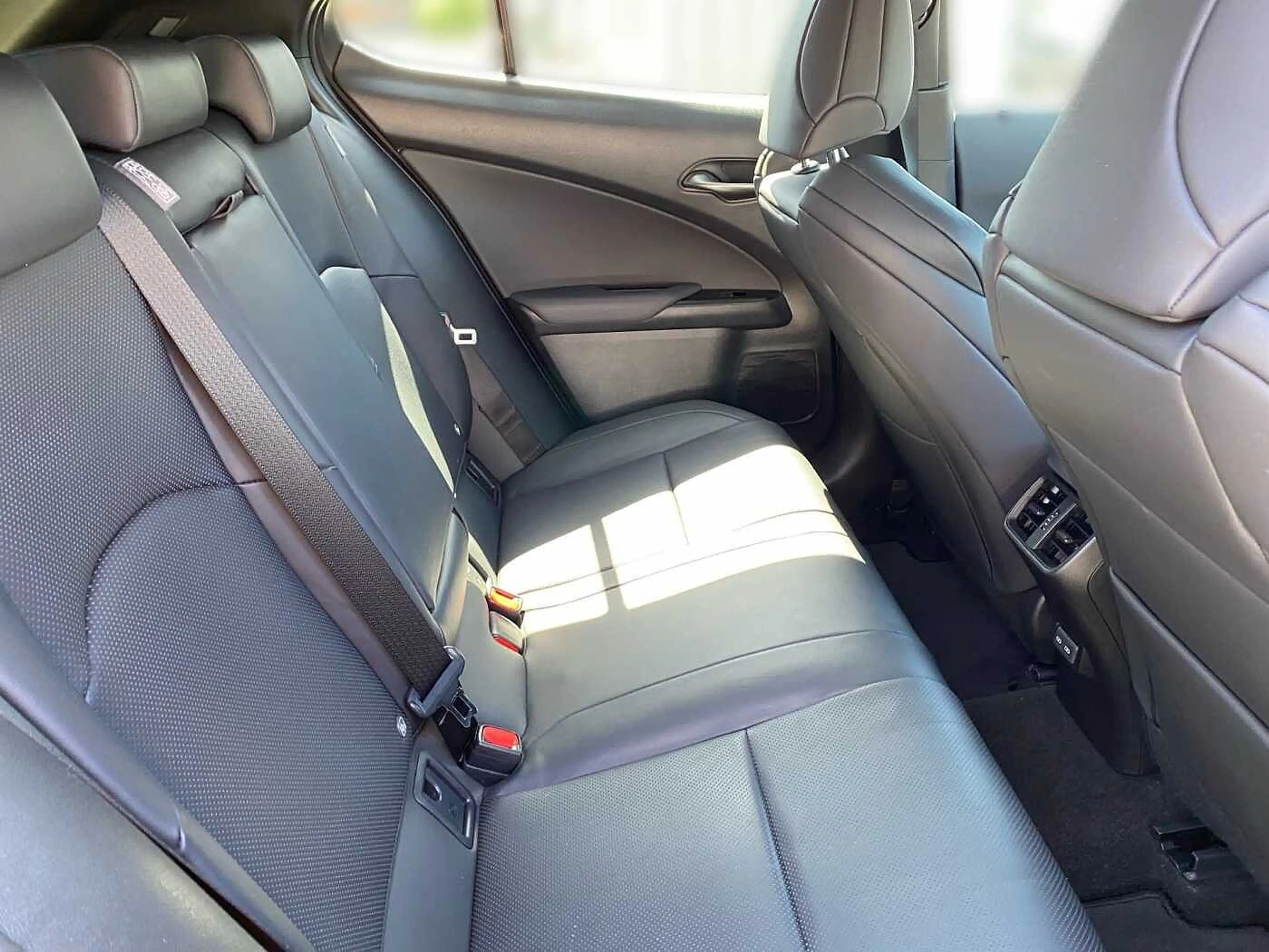 Lexus UX 250h F-Sport MARK LEVINSON 360° HuD — photo 7