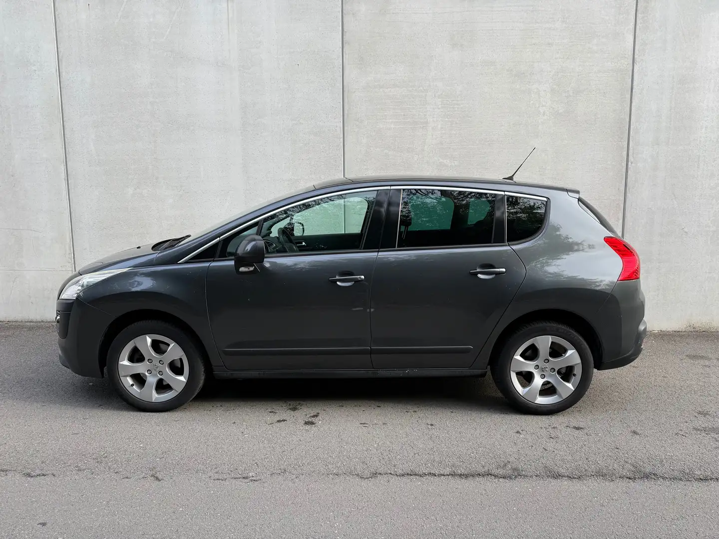 Peugeot 3008 1.6i Allure / Automatique / GPS / Toit pano … Grijs - 2