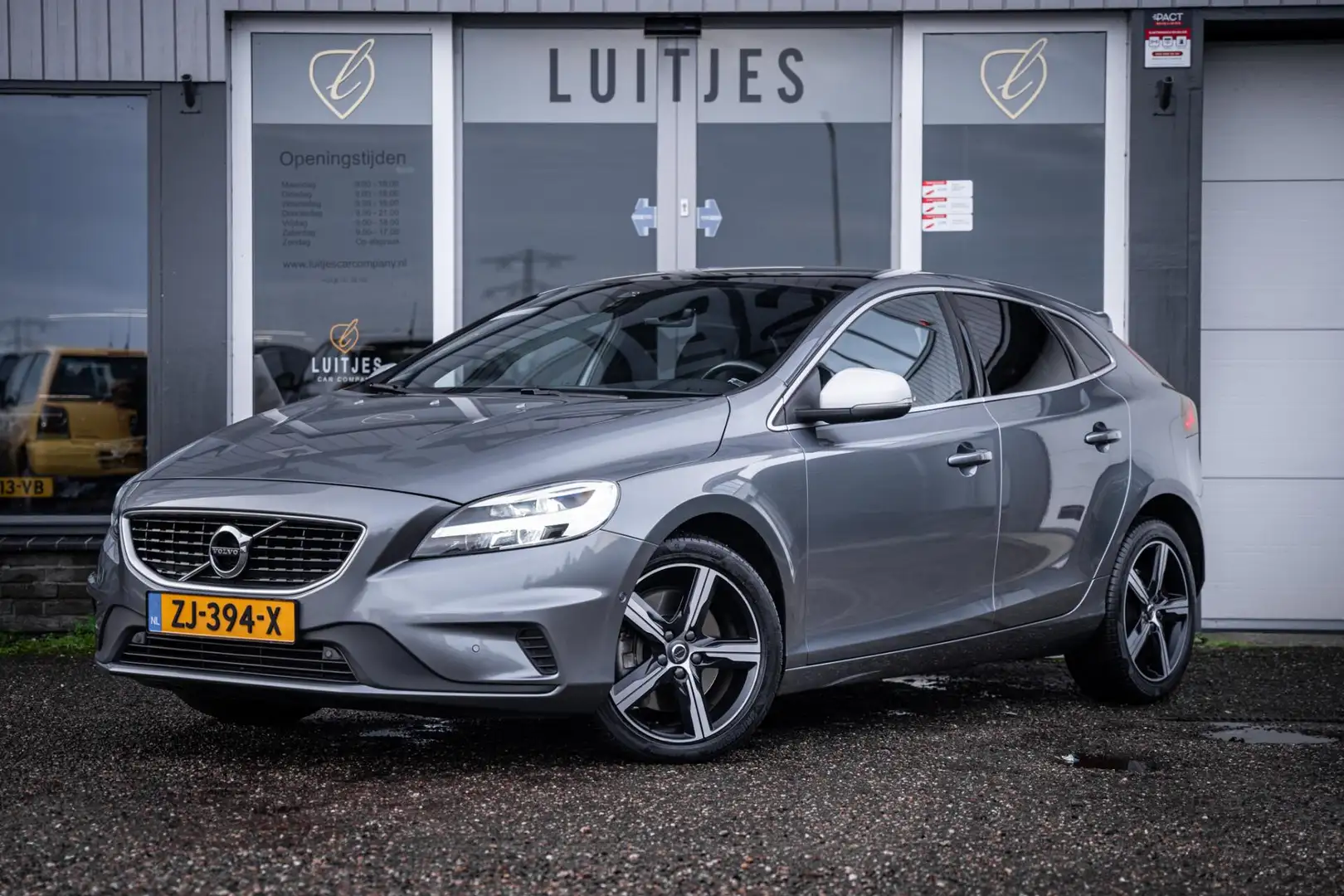 Volvo V40 1.5 T3 AUT R-Design Polar+ Org.NL I Panorama I Cam Gris - 1