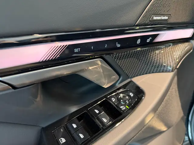 BMW 5 Series view 11