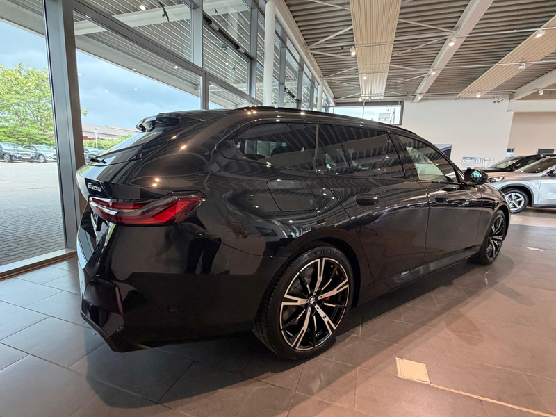 BMW 550 e xDrive Touring Navi Tempom.aktiv Panoramadach Bl — photo 6