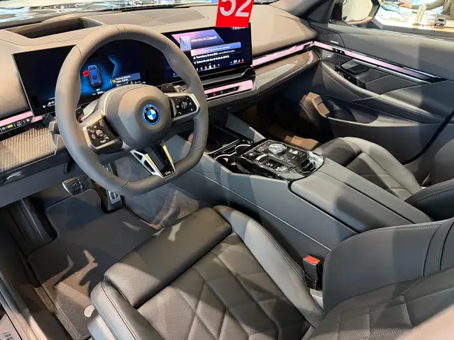 BMW 5 Series view 13
