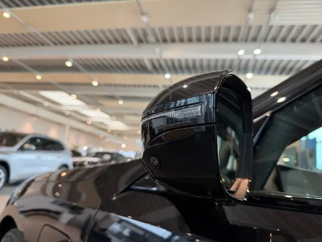 BMW 5 Series view 9