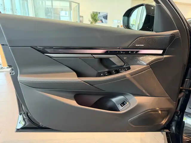 BMW 5 Series view 10