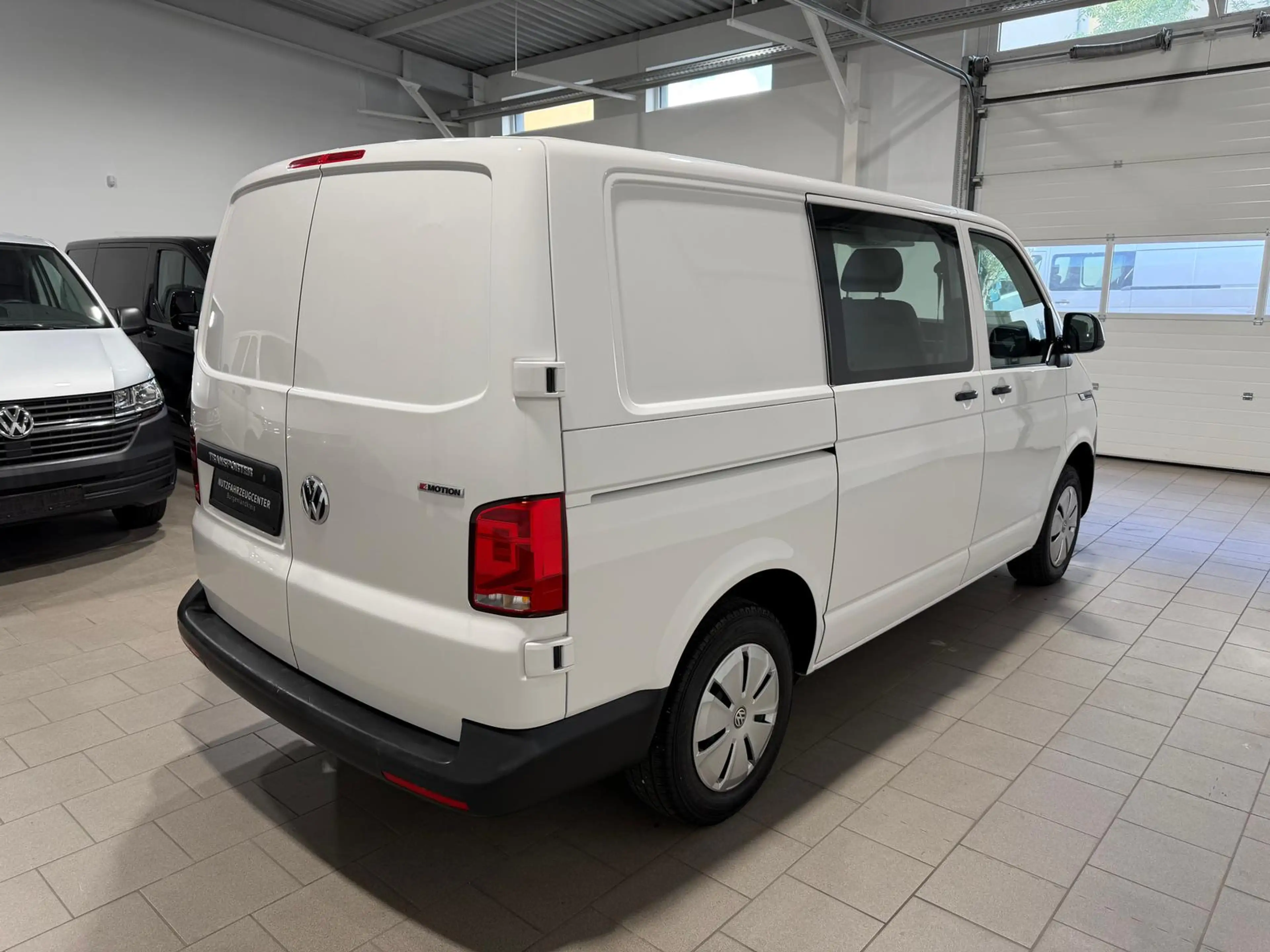 Volkswagen T6.1 Transporter -Doka(5-Si.),4Motion,kurz,Standh — photo 3