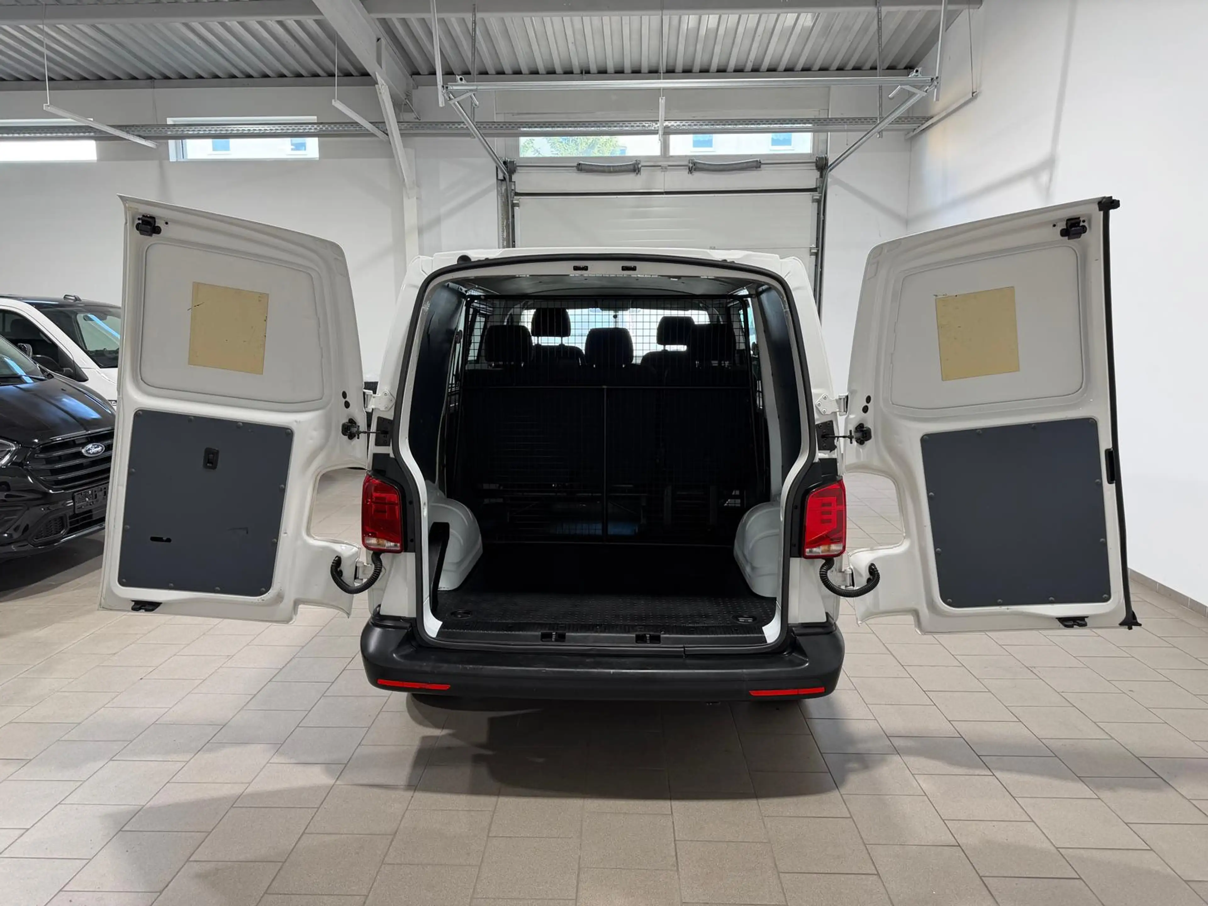 Volkswagen T6.1 Transporter -Doka(5-Si.),4Motion,kurz,Standh — photo 5