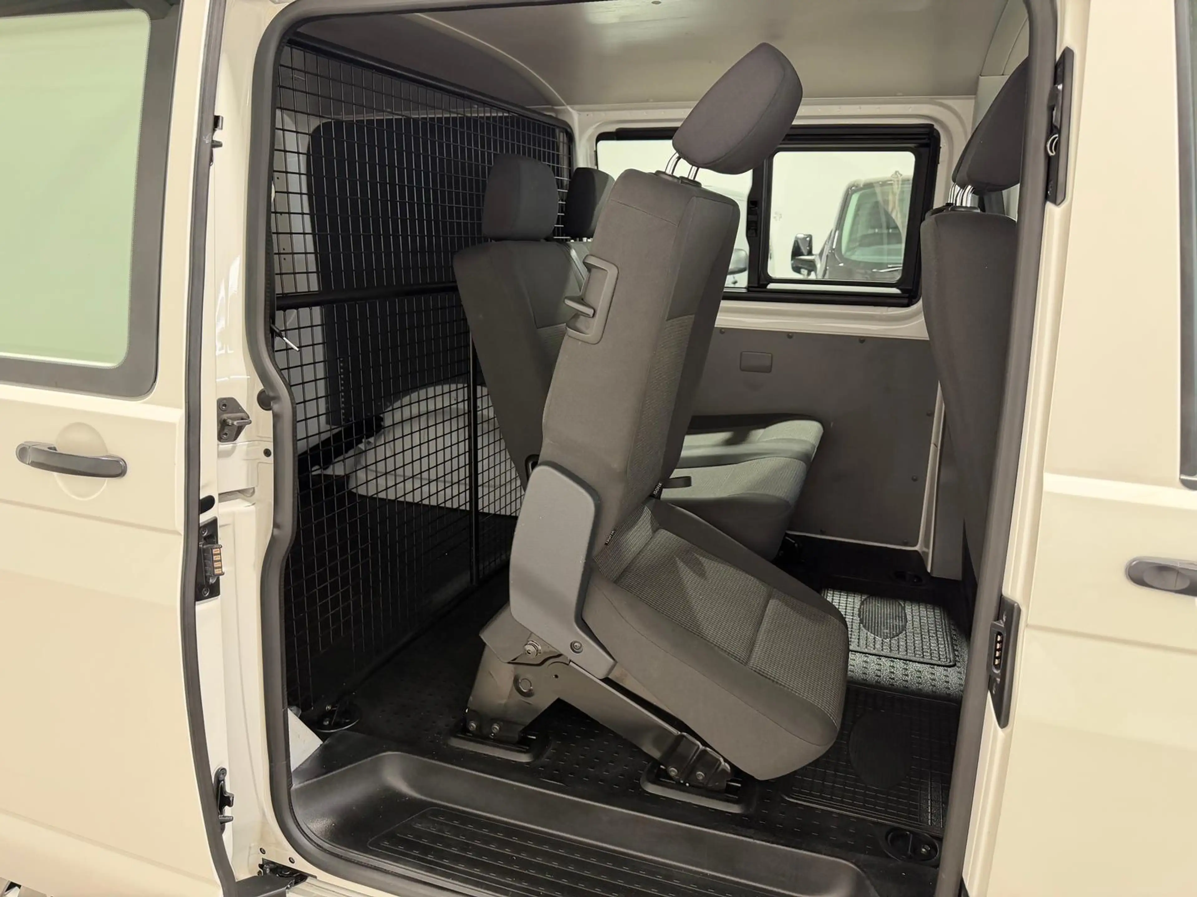Volkswagen T6.1 Transporter -Doka(5-Si.),4Motion,kurz,Standh — photo 9