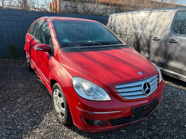Mercedes-Benz B 180