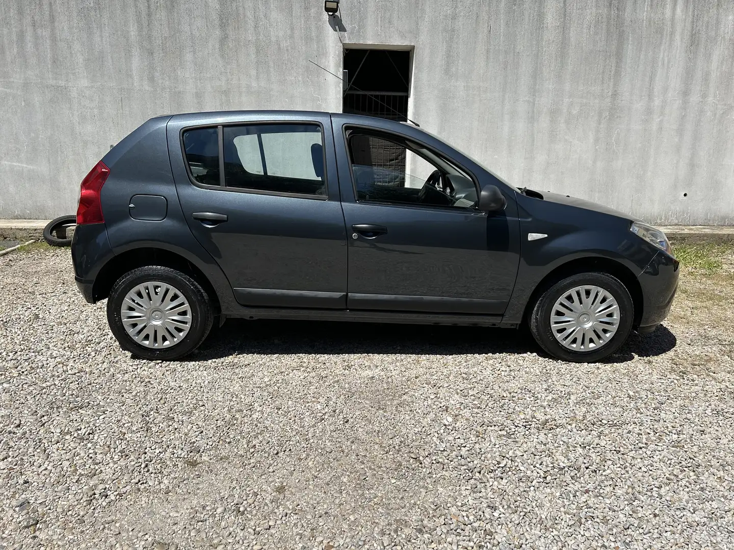Dacia Sandero 1.2 16v Embleme (blackline) 75cv Aria Condizionata Grau - 1
