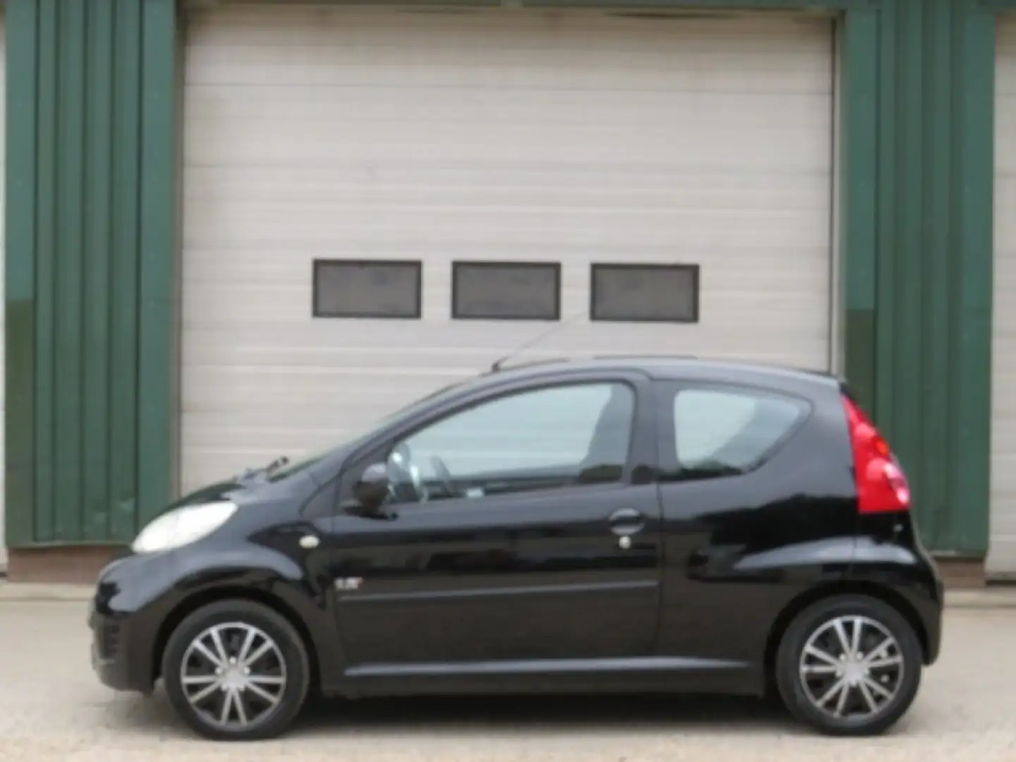 Peugeot 107 1.0-12V XR Schwarz - 1