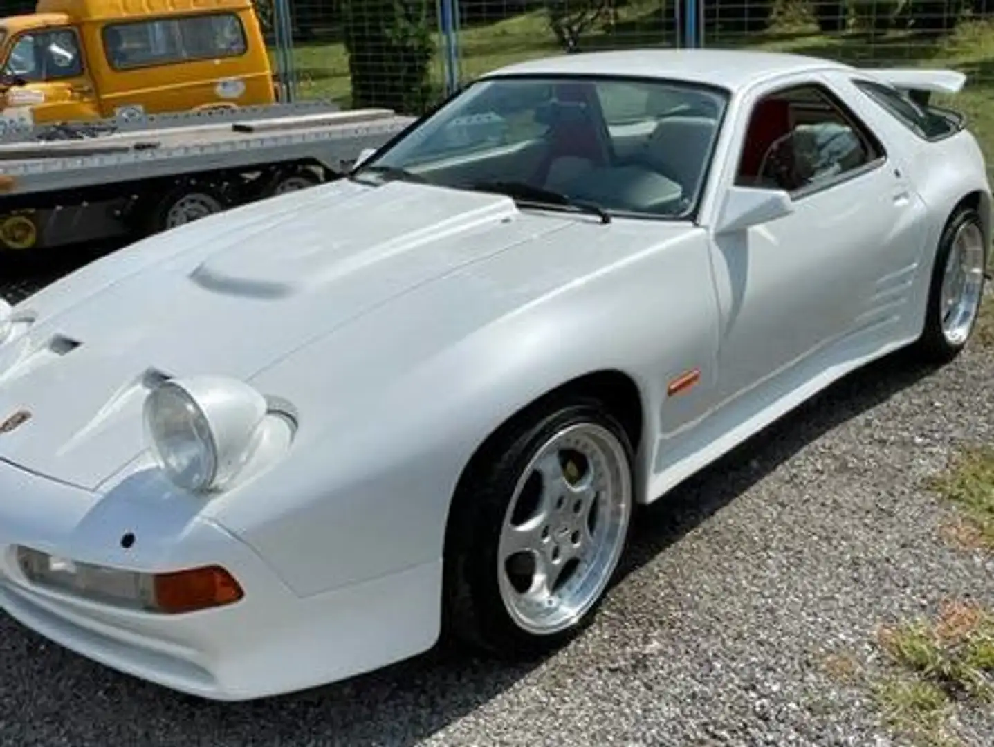Porsche 928 S mit Strosek-Umbau Blanco - 2