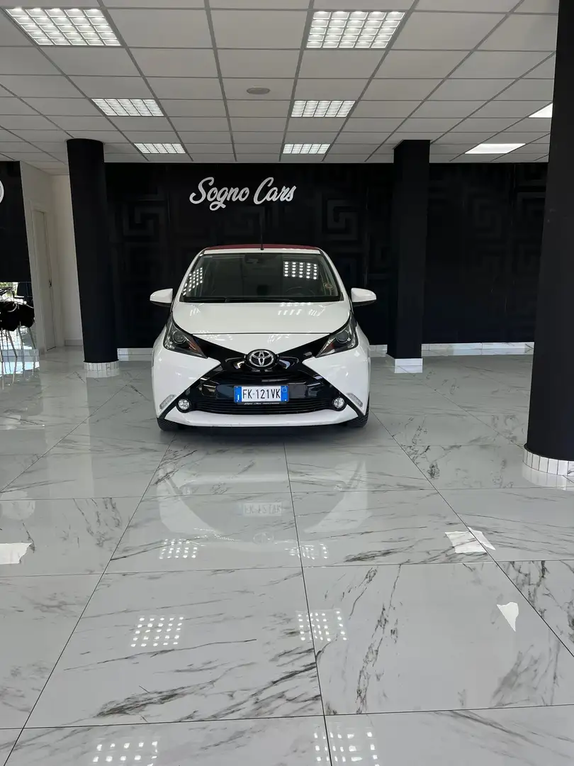 Toyota Aygo Aygo II 2014 5p 1.0 x-play my15 Weiß - 1