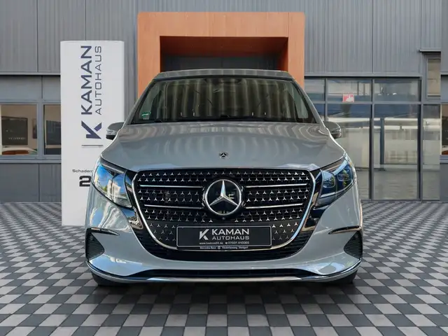 Mercedes-Benz V 300 view 2