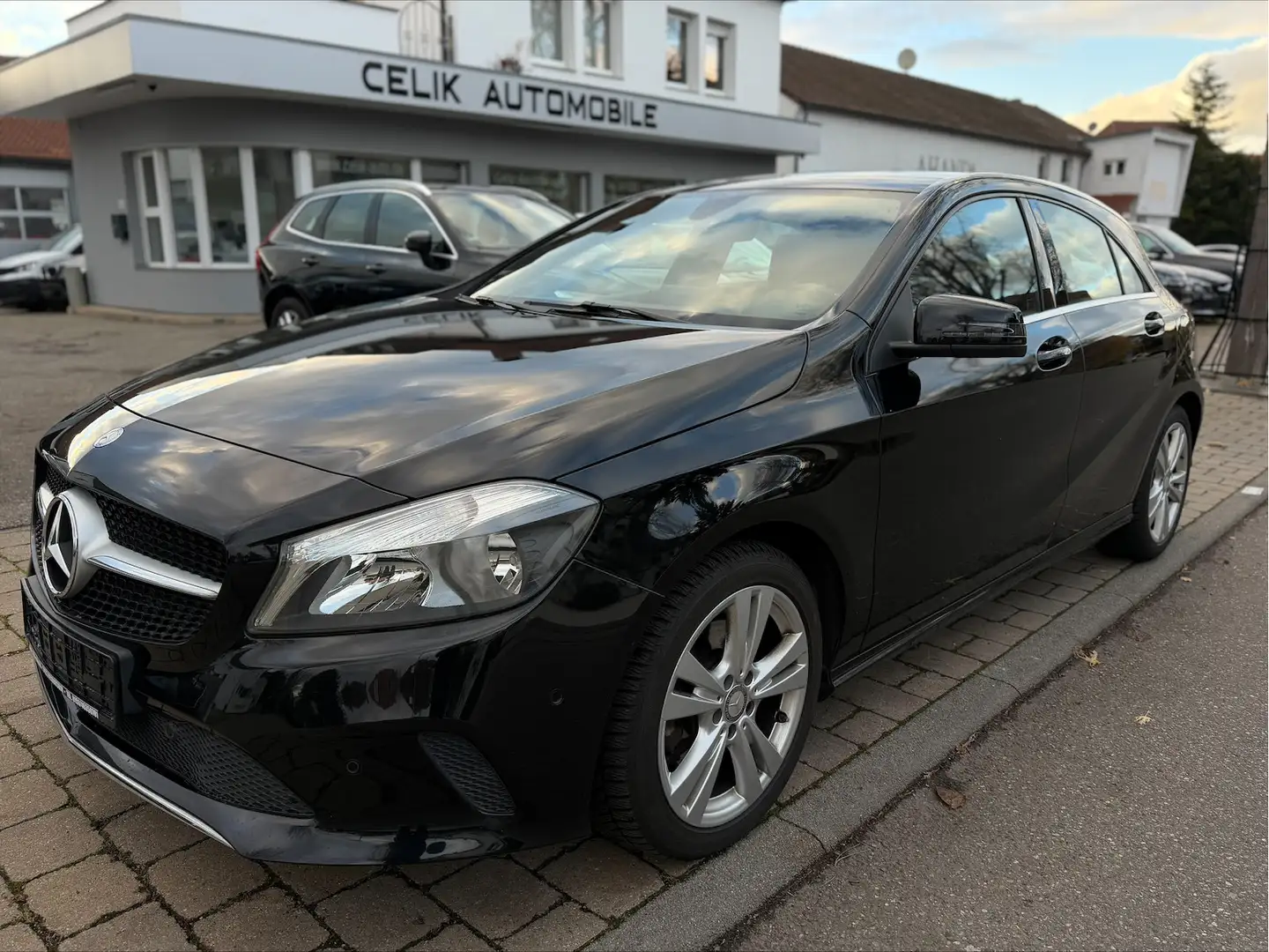Mercedes-Benz A 180 BlueEfficiency Urban Navi Leder Noir - 1
