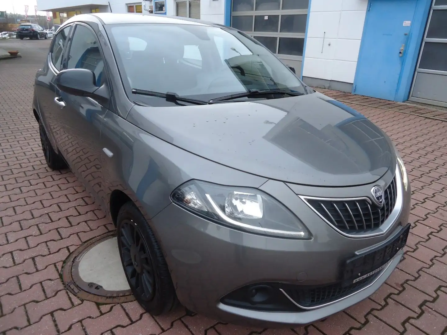 Lancia Ypsilon 1.0 Hybrid Silver *Klima-PDC-Bluetooth* Grau - 2