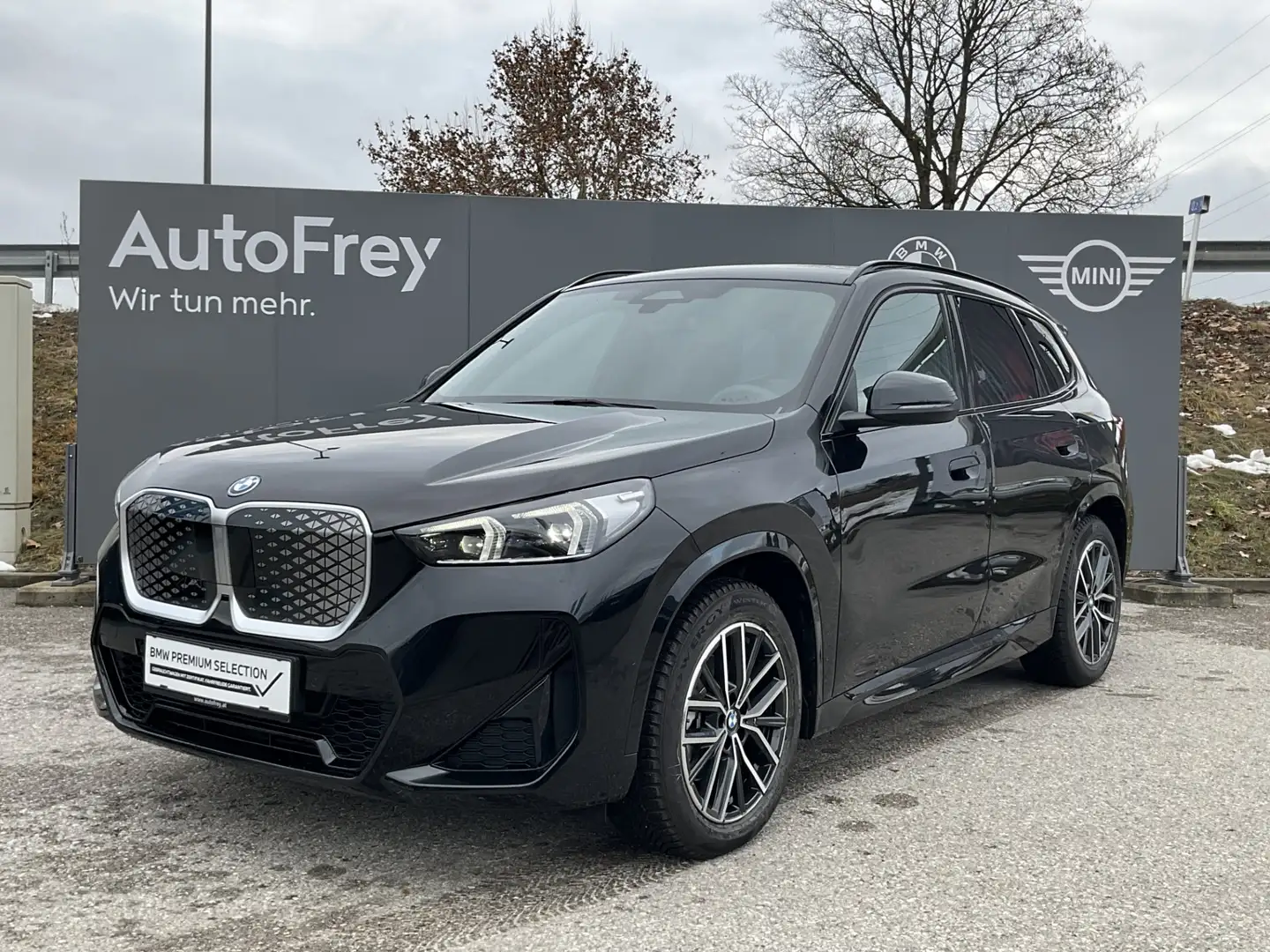 BMW iX1 eDrive20 Schwarz - 1