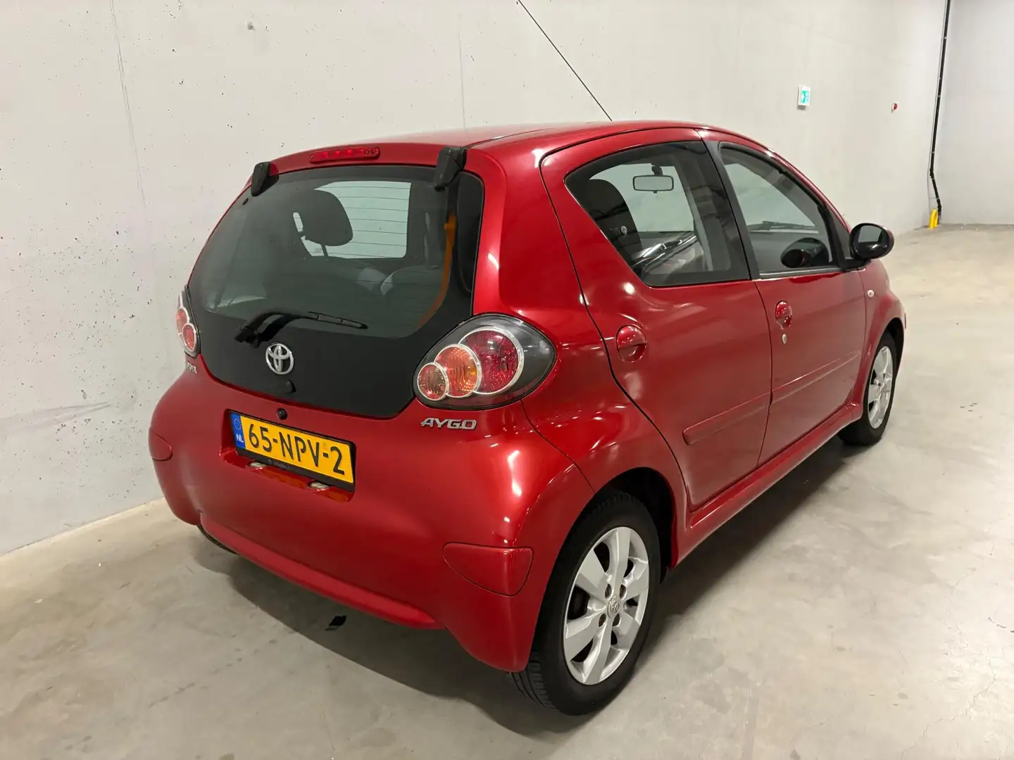 Toyota Aygo 1.0-12V Aspiration Red 5drs. Airco Leer Rot - 2