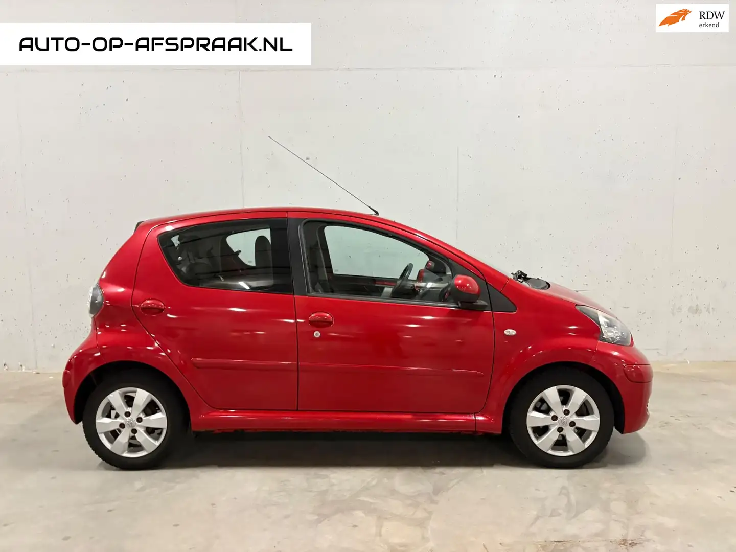 Toyota Aygo 1.0-12V Aspiration Red 5drs. Airco Leer Rot - 1