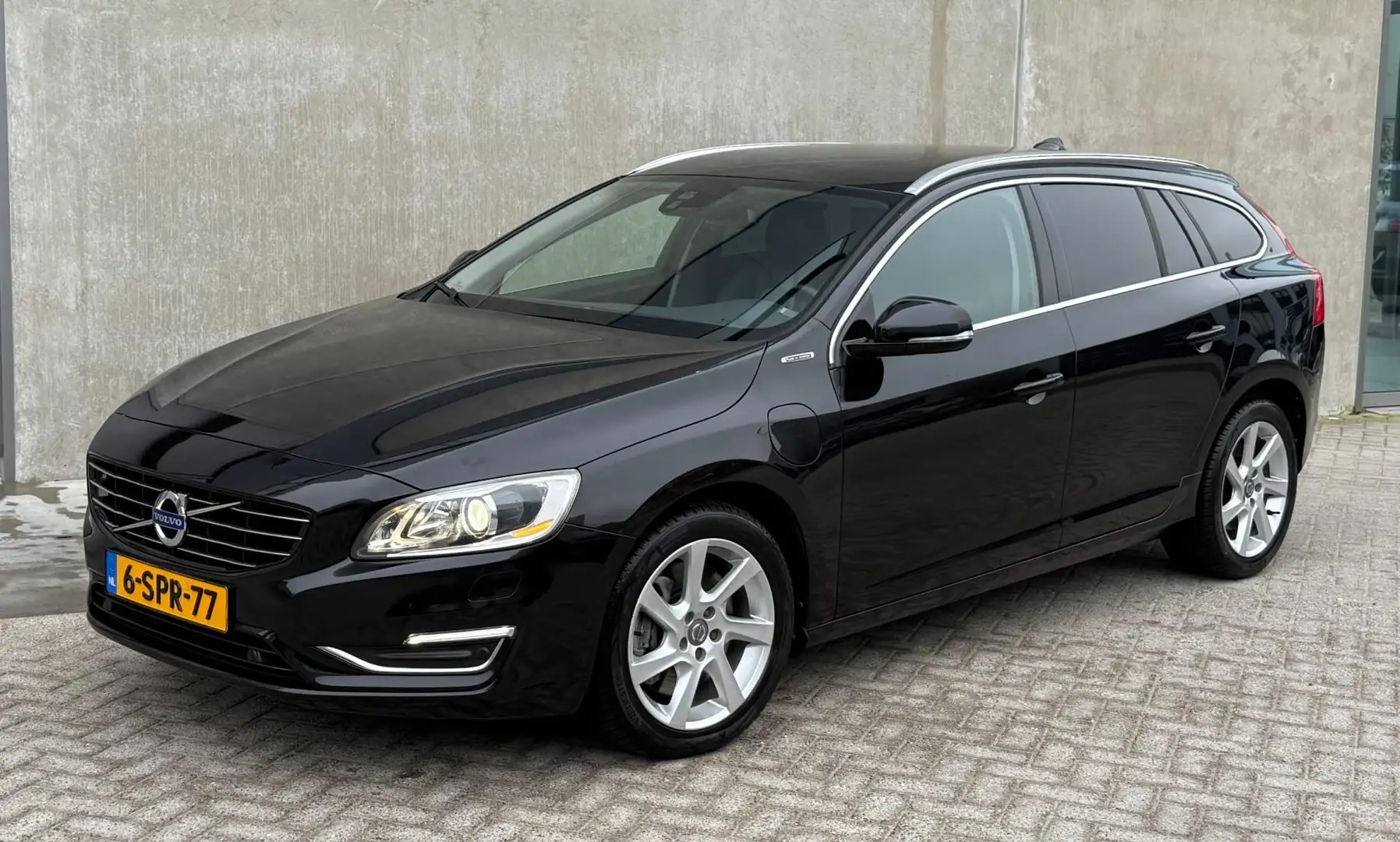 Volvo V60 2.4 D6 AWD PHEV 215pk 2013 Zwart LEDER|NAP|2E EIG. Noir - 1