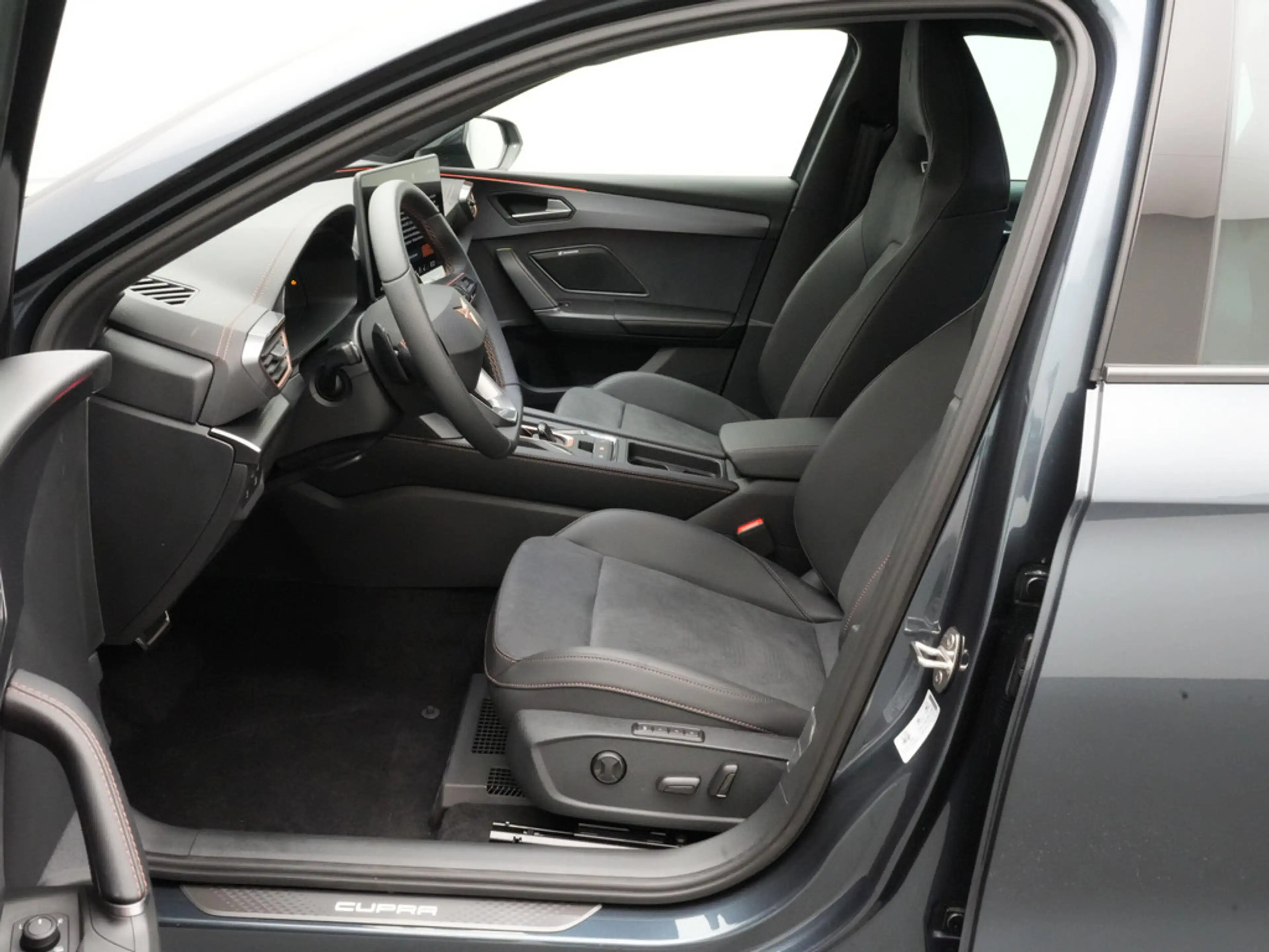 CUPRA Leon Sportstourer VZ DSG e-Hybrid MATRIX AHK — photo 12