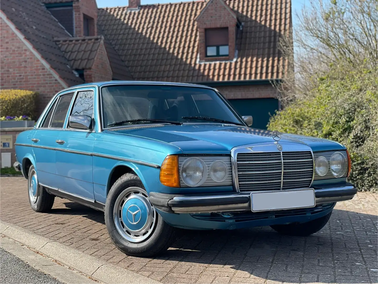 Mercedes-Benz 240 - 1