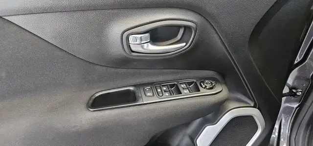 Jeep Renegade view 12