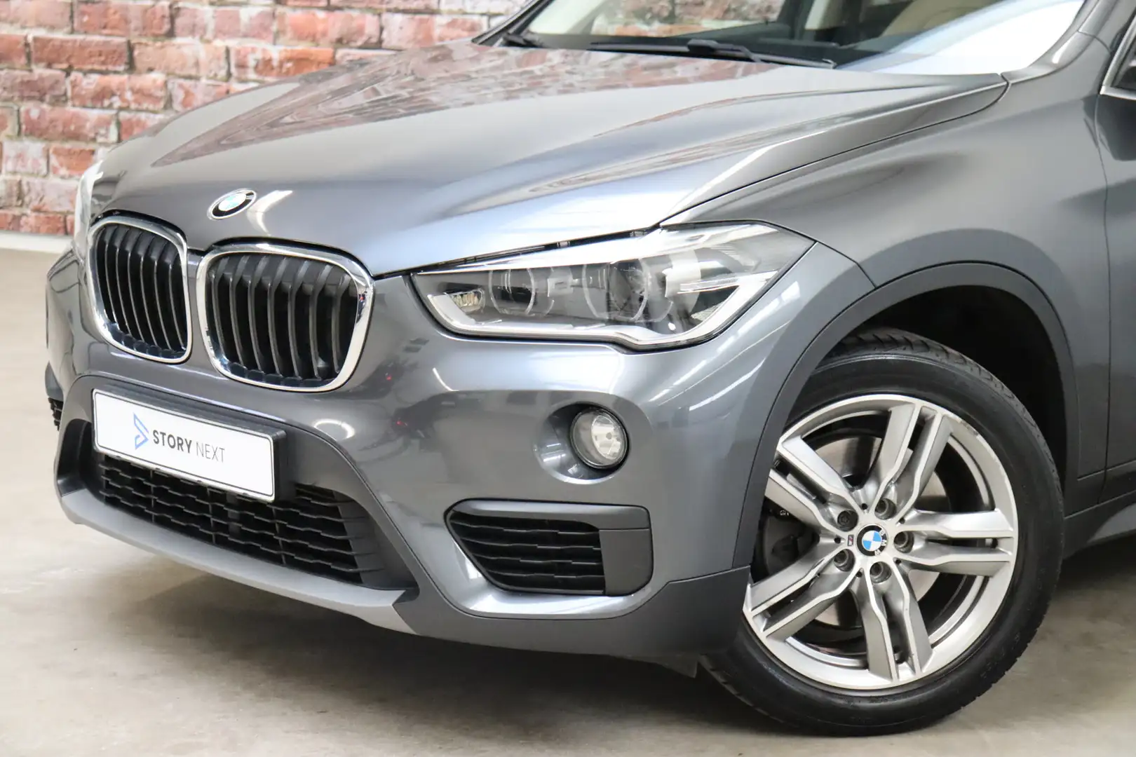 BMW X1 sDrive20i High Executive Automaat / Navigatiesyste Grijs - 2